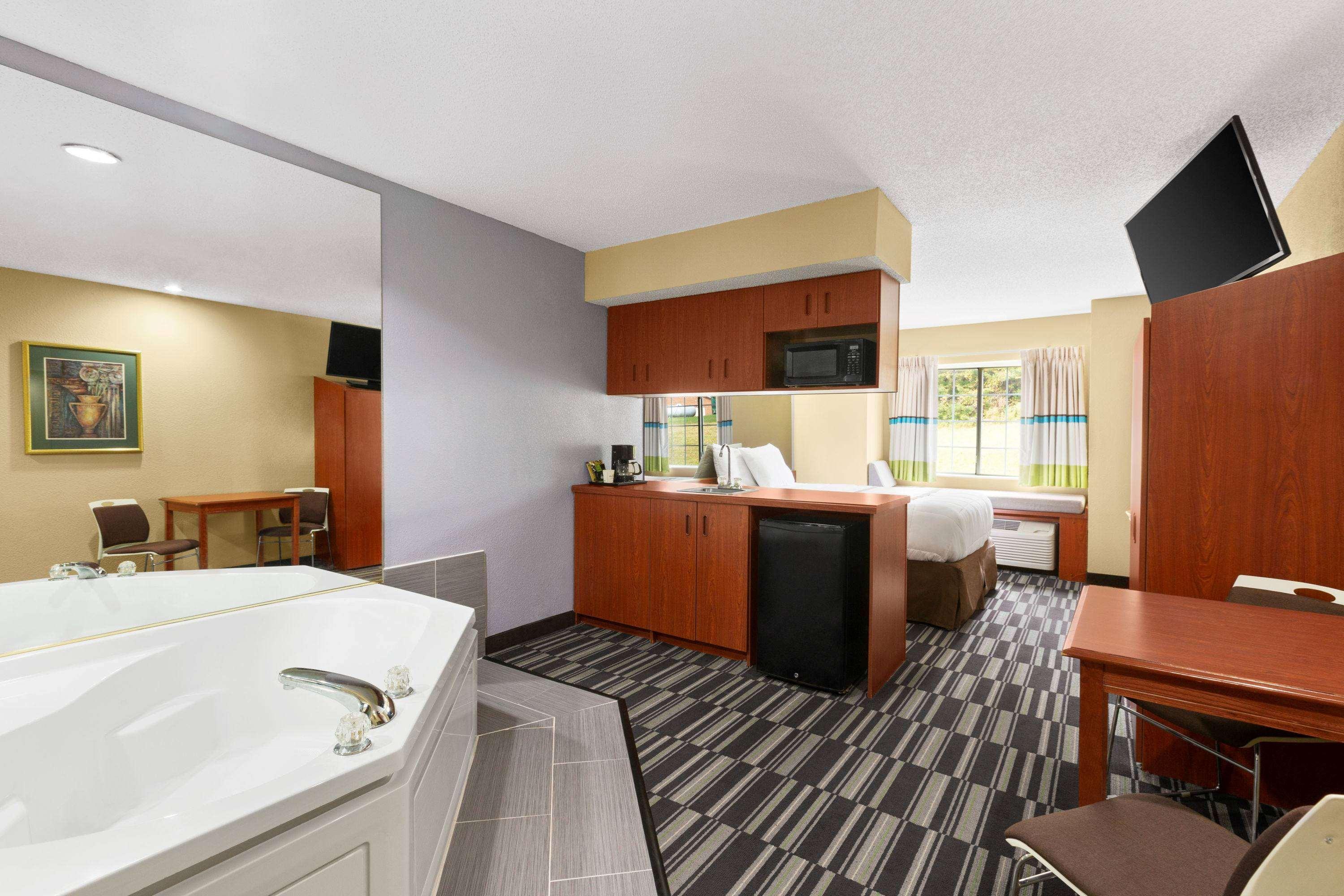 Microtel Inn & Suites By Wyndham Thomasville Bagian luar foto